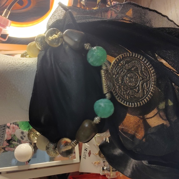 Green Vintage Beaded Necklace EUC - Picture 2 of 2